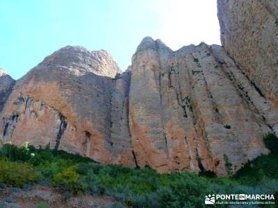 Viaje Semana Santa - Mallos Riglos - Jaca; grupos de senderismo; trekking;bastones de montaña